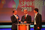 Audi Vorstand Rupert Stadler  wurde von Flix Neureuther (re)der Preis als "Herausragender Förderer des Sports" stellvertretend für sein Unternehmen überreicht (Foto: Martin Schmitz)